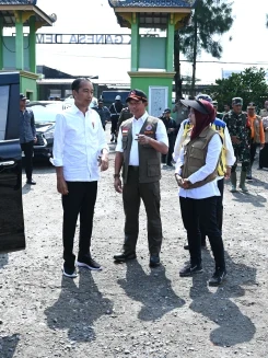 Kepala BNPB Dampingi Presiden RI Tinjau Banjir Demak
