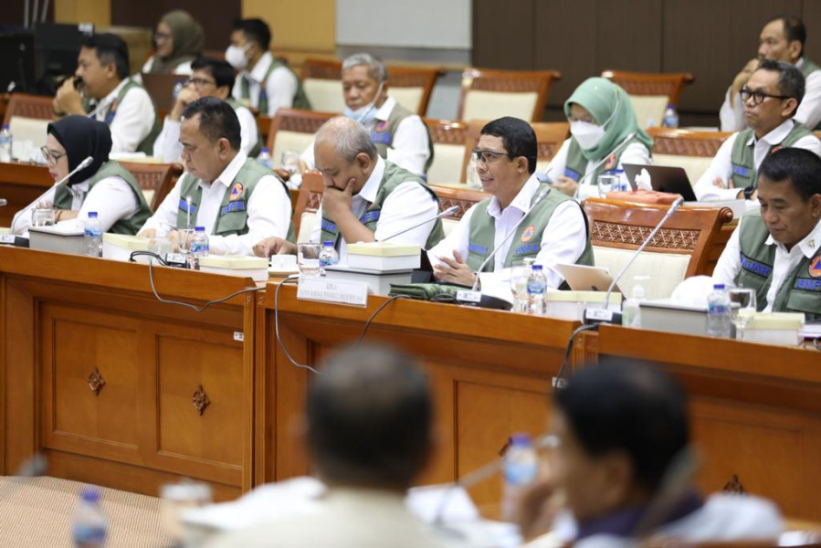 Kepala BNPB Letjen TNI Suharyanto (dua dari kanan) beserta jajaran eselon I dan II pada Rapat Kerja bersama Komisi VIII DPR RI di Kompleks Senayan, Jakarta, Rabu (18/1).