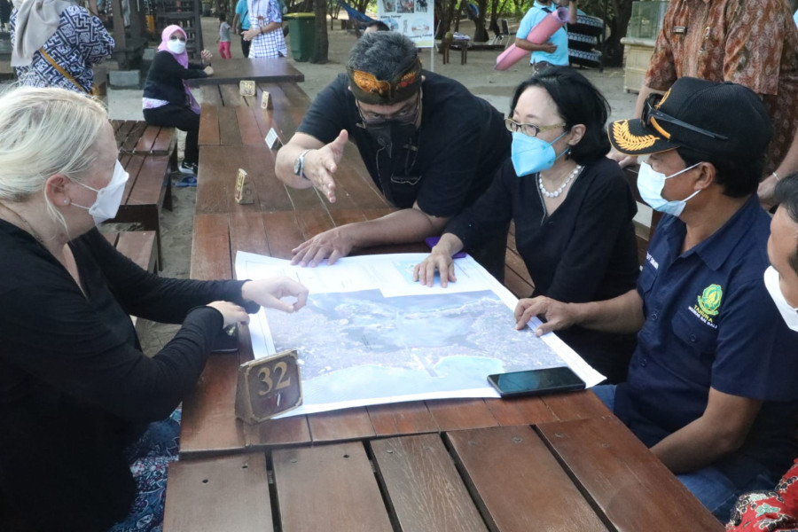 Utusan Khusus PBB untuk Pengurangan Risiko Bencana Mami Mizutori dan rombongan mengunjungi Pantai Mertasari, Provinsi Bali, Sabtu (23/4).