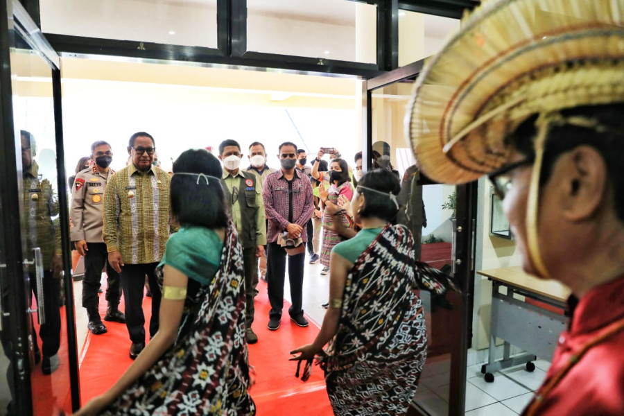 Kepala BNPB Letjen TNI Suharyanto memberikan arahan dalam agenda rapat koordinasi percepatan pelaksanaan bantuan stimulan rumah pascabencana Siklon Tropis Seroja di Aula Kantor Gubernur, Kupang, NTT, Kamis (12/5).