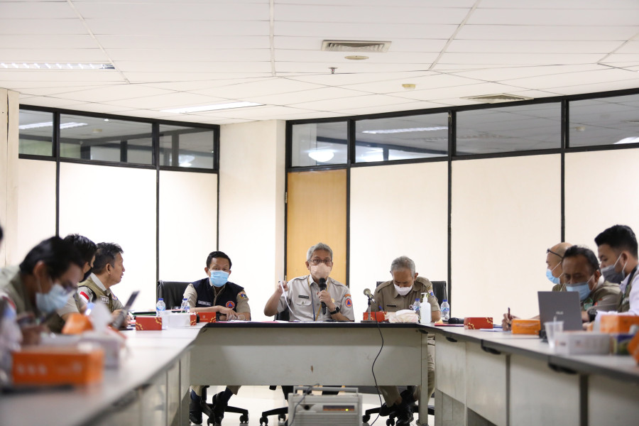 Deputi Bidang Logistik dan Peralatan BNPB Zahermann Muabezi (tengah) memberikan arahan dalam kegiatan Monitoring dan Evaluasi Penanganan PMK Wilayah Provinsi DKI Jakarta di Kantor Dinas Ketahanan Pangan, Kelautan dan Pertanian, Jakarta, Senin (10/10).