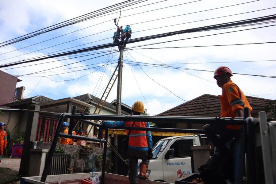 Petugas PLN melakukan perbaikan jaringan listrik di wilayah terdampak gempa Kabupaten Cianjur, Jawa Barat, Selasa (22/11).