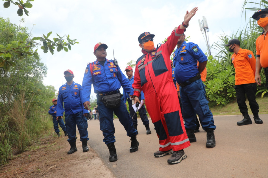Kalaksa BPBD Kabupaten Belitung (Baju Merah) memimpin briefing sebelum simulasi kebakaran di lokasi DWG G20 Belitung, Sabtu (3/9).