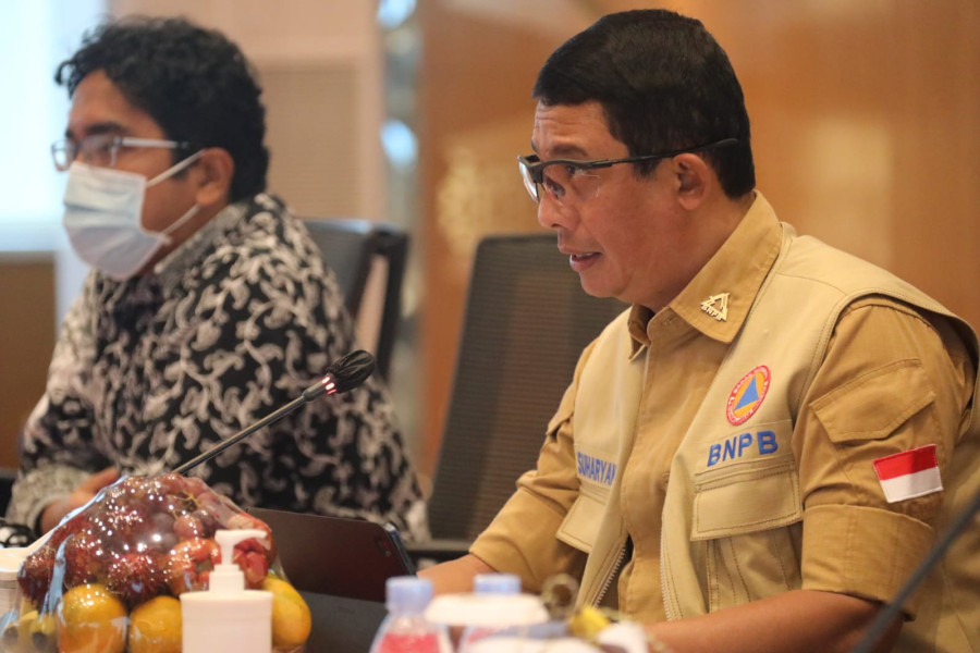 Kepala BNPB Letjen TNI Suharyanto memimpin rapat Koordinasi Satgas Penanganan Covid-19 dan Penyakit Mulut dan Kuku di Aula Sutopo Purwo Nugroho, Graha BNPB, Jakarta pada Selasa (17/1).