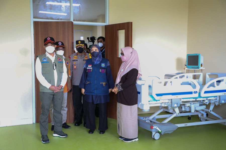 Kepala BNPB Letjen TNI Suharyanto (kiri) bersama Wakil Gubernur Nusa Tenggara Barat (tengah dengan rompi biru) dan tim dari Rumah Sakit Umum Daerah (RSUD) Mandalika meninjau fasilitas kamar inap bagi pasien COVID-19, Selasa (15/3).
