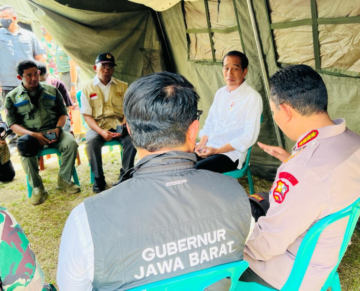 Presiden Joko Widodo dan jajarannya menggelar rapat terbatas di Taman Prawatasari, Kab. Cianjur, pada Selasa (22/11).