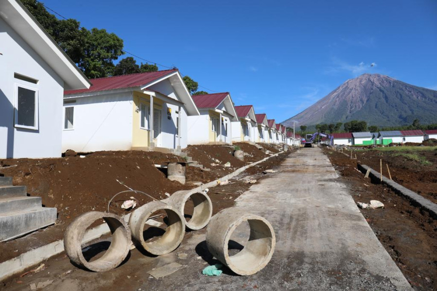 Progres pembangunan huntap dan huntara pasca bencana Awan Panas Guguran (APG) Gunung Semeru yang berada di Dea Sumbermujur.