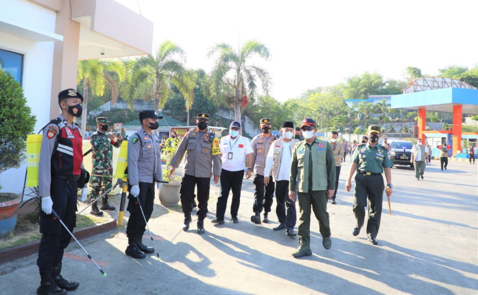 Ketua Satgas Penanganan Penyakit Mulut dan Kuku (PMK) Letjen TNI Suharyanto (dua dari kanan) meninjau Pelabuhan Lembar yang menjadi pintu masuk lalu lintas hewan ternak di Kabupaten Lombok Barat, Rabu (20/7).