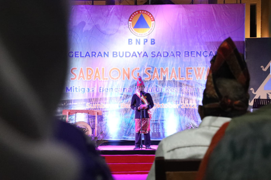 Kepala BNPB Letjen TNI Suharyanto saat memberikan arahan tentang penanganan bencana pada Pagelaran Budaya Sadar Bencana di Kabupaten Sumbawa, Nusa Tenggara Barat, Jumat (28/10).