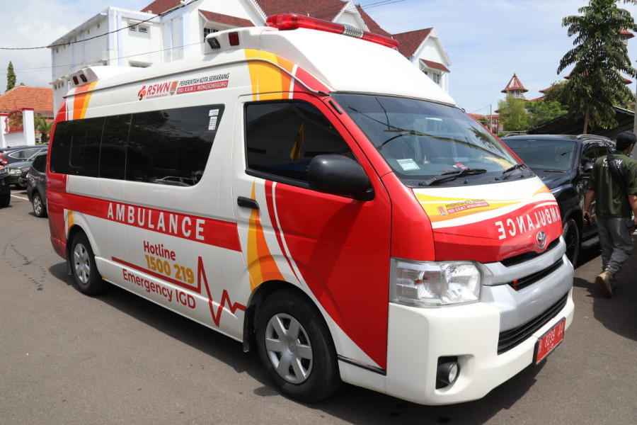 Salah satu ambulance yang disiapkan untuk mendukung penanganan darurat bencana gempa bumi Cianjur di Posko Kantor Bupati Cianjur, Jawa Barat, Rabu (23/11).