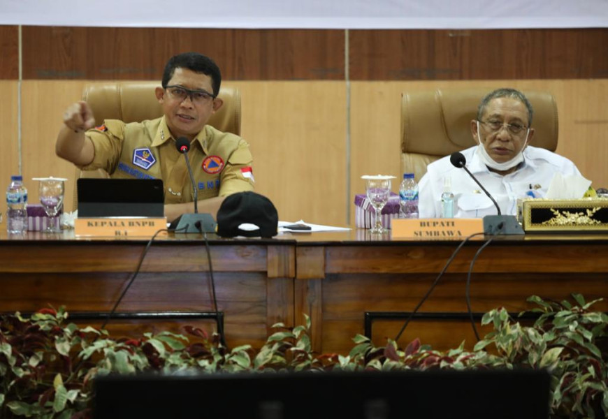 Ketua Satgas PMK Letjen TNI Suharyanto (kiri) memberikan arahan dalam Rapat Koordinasi Penanganan PMK bersama jajaran Pemerintah Kabupaten Sumbawa di Kantor Bupati Sumbawa, Kamis (25/8).