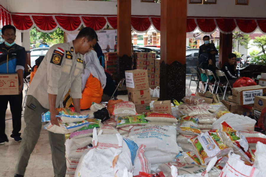 Tim Gabungan sedang memindahkan bantuan logistik yang dikumpulkan dari donasi berbagai elemen masyarakat di Pendopo Bupati Trenggalek, Jawa Timur, Kamis (20/10).