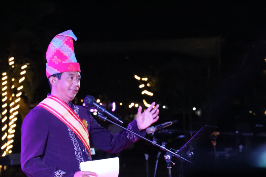 Kepala BNPB Letjen TNI Suharyanto saat memberikan arahan saat Pagelaran Budaya Sadar Bencana di Kabupaten Sumbawa, Nusa Tenggara Barat, Jumat (28/10).