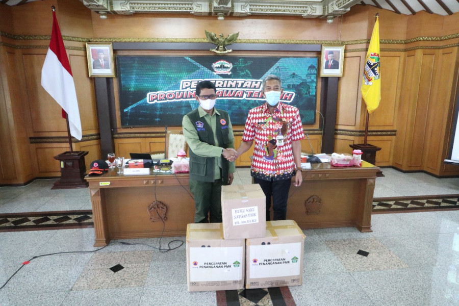 Pemberian bantuan berupa 800 buku saku satgas PMK dan Alat Pelindung Diri (APD) untuk percepatan penanganan penanganan PMK kepada Pemerintah Provinsi Jawa Tengah, Rabu (27/7).