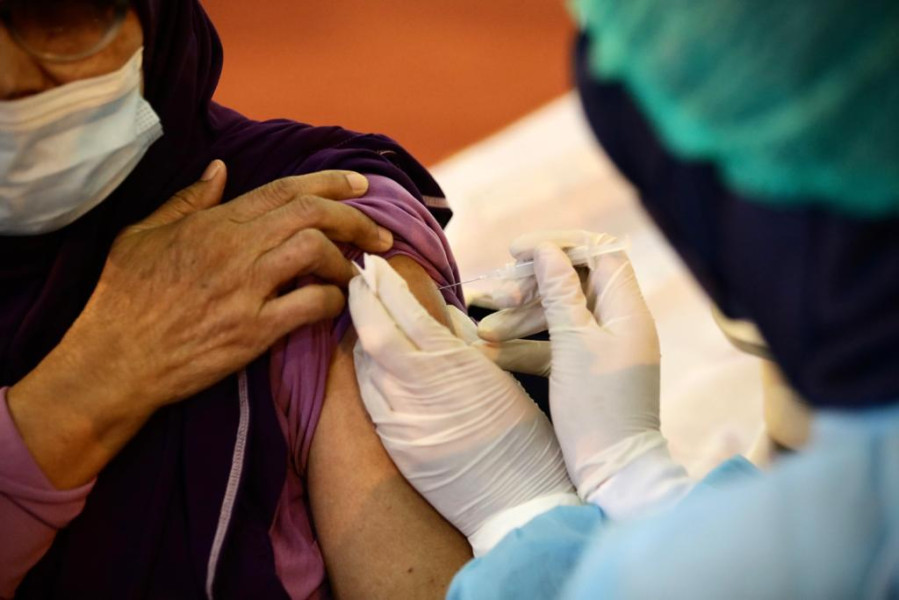 Peserta lansia menerima vaksin lanjutan (booster) serentak di Hotel Bumi Wiyata, Kota Depok, Jawa Barat, Kamis (3/2).