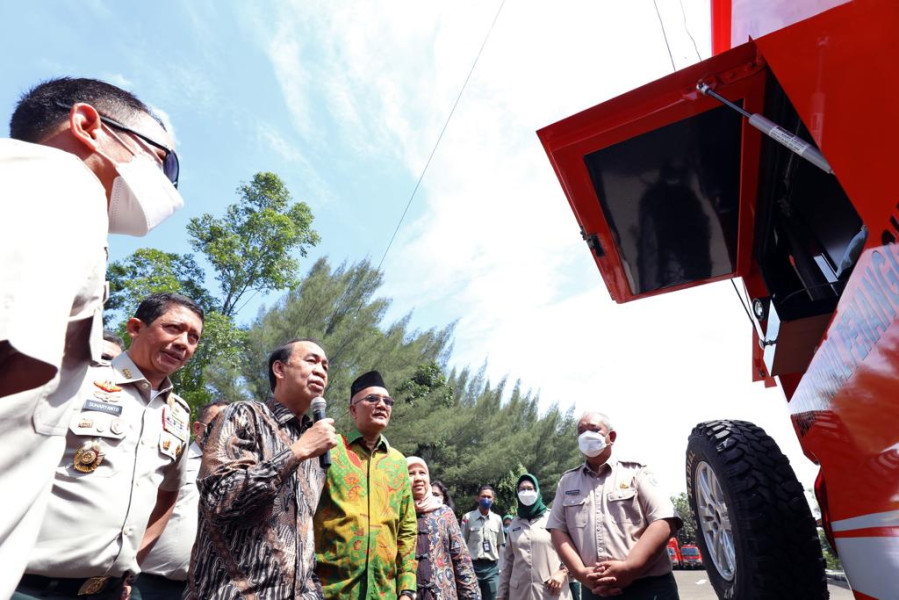 Ketua Komisi VIII DPR RI Ashabul Kahfi (tiga dari kiri) menyapa anggota BPBD seluruh Indonesia melalui Mobil Komunikasi BNPB yang digelar di halaman gedung Pusdiklat PB BNPB, Sentul, Kabupaten Bogor, Jawa Barat, Jumat (2/9).