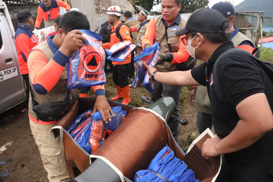 Tim BNPB mempersiapkan logistik berupa selimut yang akan didistribusikan kepada warga terdampak gempa di Kabupaten Cianjur, Jawa Barat pada Sabtu (26/11).