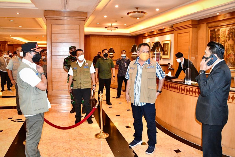 Kepala BNPB (kiri memakai rompi) memastikan beberapa hal untuk kesiapan hotel di Jakarta yang dijadikan tempat karantina bagi pelaku perjalan luar negeri.
