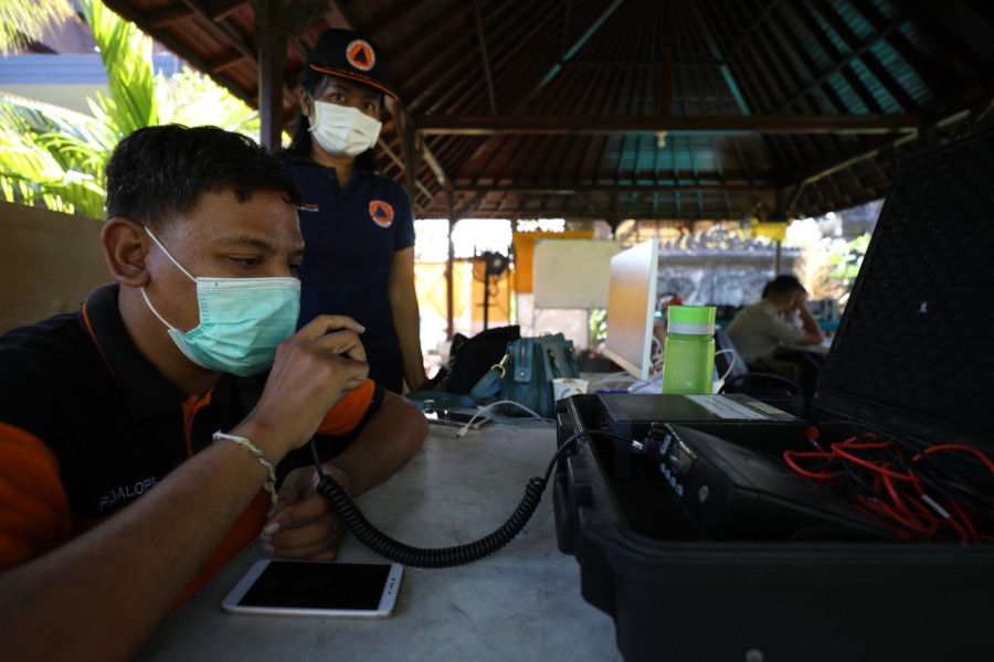 Tim BPBD Provinsi Bali mengoperasikan alat radio komunikasi di Posko Satgas Evakuasi GPDRR 2022 di Puja Mandala, Badung, Bali, Jumat (20/5).