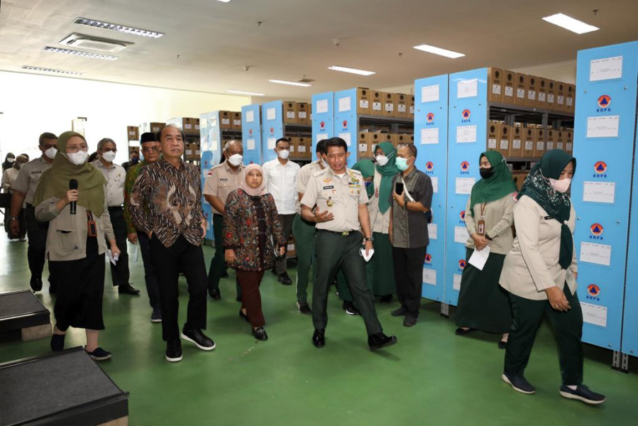 Peninjauan tempat penyimpanan arsip BNPB oleh Ketua dan Wakil Komisi VIII DPR RI di gedung Pusdiklat PB BNPB, Sentul, Kabupaten Bogor, Jawa Barat, Jumat (2/9)