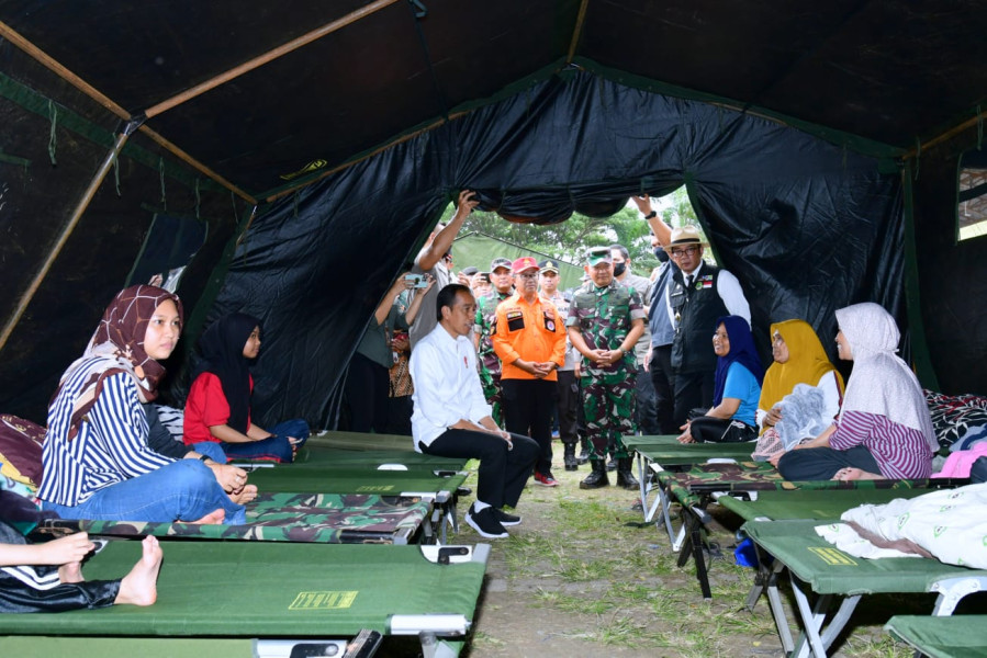 Presiden Joko Widodo meninjau wilayah rumah warga yang mengalami kerusakan akibat gempabumi di Kec. Cugenang, Kab. Cianjur, pada Selasa (22/11).
