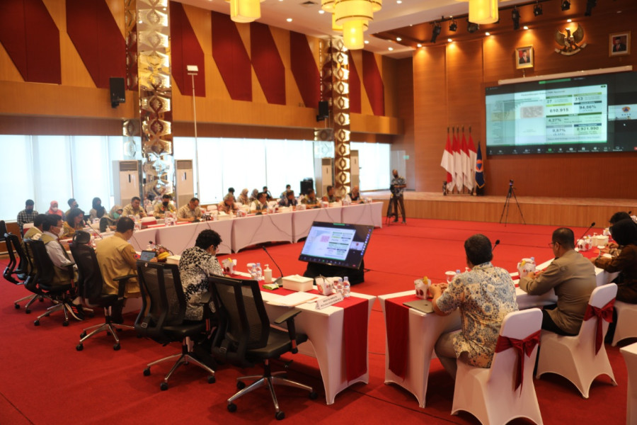 Kepala BNPB Letjen TNI Suharyanto memimpin rapat Koordinasi Satgas Penanganan Covid-19 dan Penyakit Mulut dan Kuku di Aula Sutopo Purwo Nugroho, Graha BNPB, Jakarta pada Selasa (17/1).