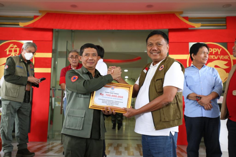 Kepala BNPB Letjen TNI Suharyanto (kiri) memberikan bantuan dana siap pakai operasional kepada Pemerintah Provinsi Sulawesi Utara, Sabtu (28/1).
