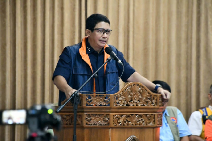 Kepala BNPB Letjen TNI Suharyanto saat memberikan arahan kepada peserta rapat di Kabupaten Cianjur, Jawa Barat pada Kamis (19/1).