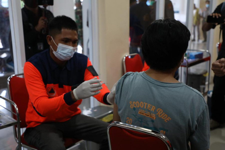 Pemberian dosis vaksin ketiga bagi masyarakat Lombok Tengah di Rumah Sakit Umum Daerah (RSUD) Mandalika, Lombok Tengah, Nusa Tenggara Barat, Selasa (15/3).
