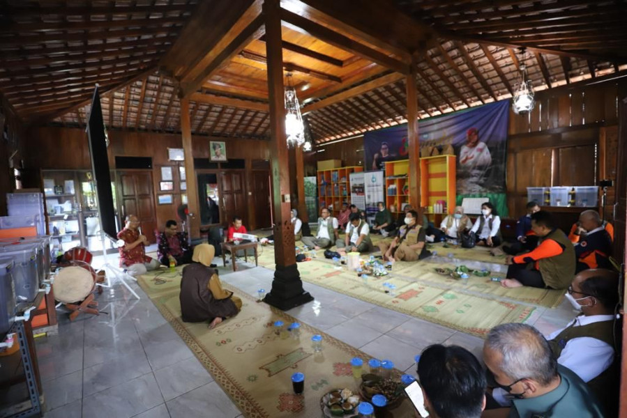 Suasana diskusi antara Kepala BNPB dan perwakilan Sekolah Air Hujan di Kabupaten Sleman, Yogyakarta, Selasa (22/6).