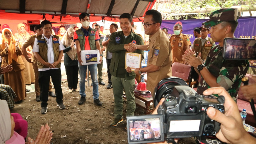 Kepala BNPB Letjen TNI Suharyanto memberikan bantuan kepada warga terdampak bencana banjir dan angin kencang di Desa Aeng Batubatu, Kecamatan Galesong, Kabupaten Takalar, Senin (9/1).
