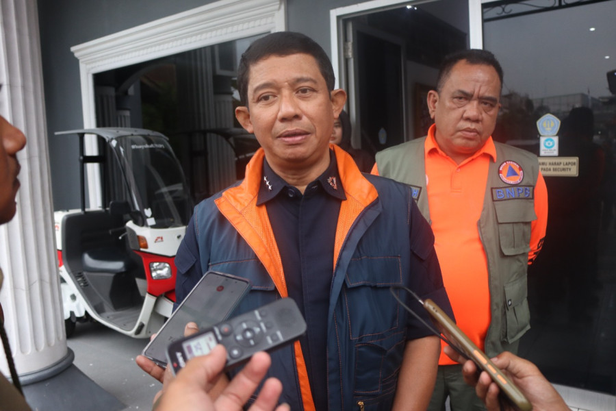 Kepala BNPB Letjen TNI Suharyanto (kiri) dan Deputi Bidang Rehabilitasi dan Rekonstruksi BNPB Jarwansah (kanan) saat menjawab pertanyaan awak media di Kabupaten Cianjur, Jawa Barat pada Kamis (19/1).