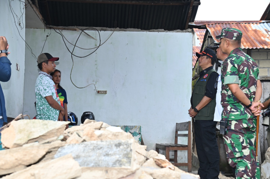 Kepala BNPB Letjen TNI Suharyanto berdialog dengan warga yang mengalami kerusakan rumah akibat gempabumi di Perumahan BTN, Kamis (12/1).