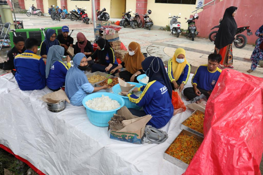 Aktivitas dapur umum untuk memenuhi permakanan bagi warga pengungsian di Stadion Manakarra, Mamuju, Sulawesi Barat, Kamis (9/6).