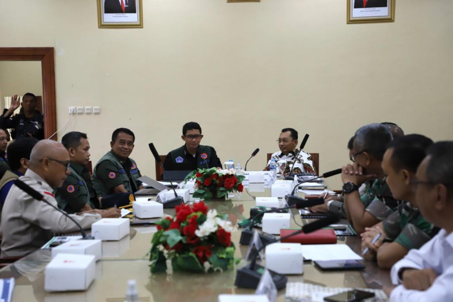 Rapat Koordinasi Penanganan Bencana Maluku di VIP Bandara Internasional Pattimura, Kamis (12/1).