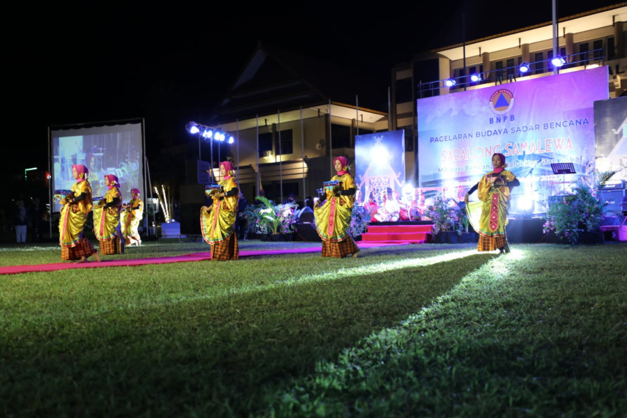 Para penari sedang membawakan Tarian Nguri yang merupakan tarian penyambut tamu kehormatan yang berasal dari budaya Sumbawa pada Pagelaran Budaya Sadar Bencana di Kabupaten Sumbawa, Nusa Tenggara Barat, Jumat (28/10).