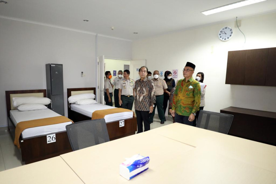 Peninjauan fasilitas barak tempat tidur pria oleh Ketua dan Wakil Komisi VIII DPR RI di gedung Pusdiklat PB BNPB, Sentul, Kabupaten Bogor, Jawa Barat, Jumat (2/9).