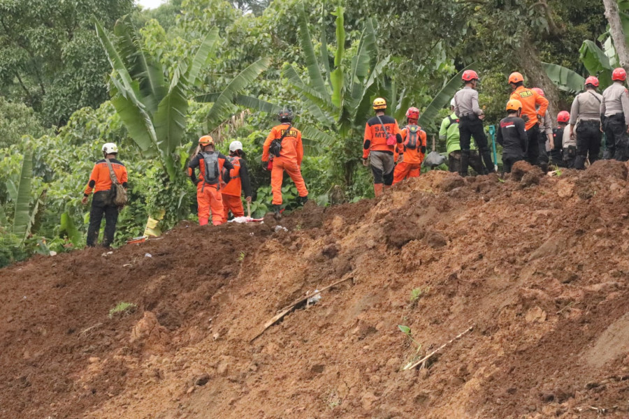 Tim Gabungan masih terus melakukan upaya pencarian korban tertimbun longsor pascagempa Cianjur M5.6 di Desa Cijendil, Kabupaten Cianjur, Jawa Barat, Kamis (24/11).