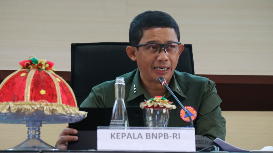 Kepala BNPB Letjen TNI Suharyanto memimpin rapat koordinasi penanganan darurat bencana hidrometeorologi wilayah Provinsi Sulawesi Selatan di gedung kantor Gubernur Sulawesi Selatan, Senin (9/1).
