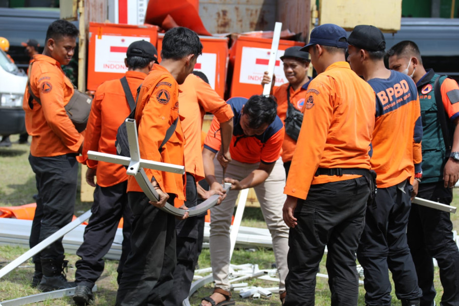 Tim BNPB sedang merakit tenda yang akan dimanfaatkan bagi para pengungsi di Kabupaten Cianjur, Jawa Barat, Selasa (22/11).
