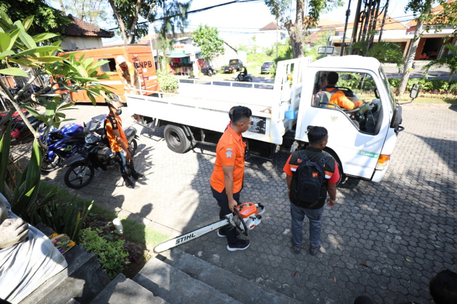 Tim BPBD Provinsi Bali memarkirkan kendaraan truk untuk disiagakan di Posko Satgas Evakuasi GPDRR 2022 di Puja Mandala, Badung, Bali, Jumat (20/5).