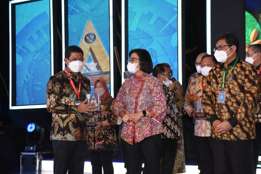 Kepala BNPB Letjen TNI Suharyanto (kiri) menerima penghargaan BNPB untuk kategori Wajar Tanpa Pengecualian (WTP) secara simbolis oleh Menteri Keuangan RI Sri Mulyani (tengah) di Gedung Dhanapala Kementerian Keuangan, Jakarta, Kamis (22/09).