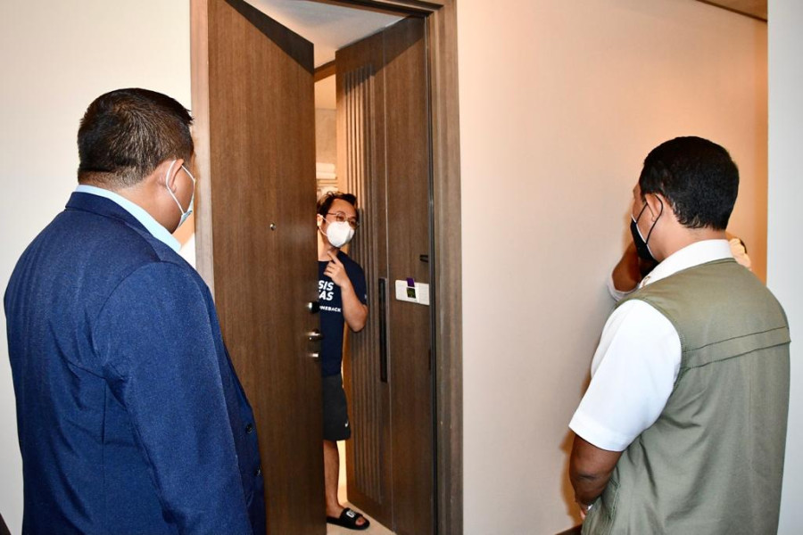 Kepala BNPB Letjen TNI Suharyanto (kanan memakai rompi) bersama Deputi Bidang Logistik dan Peralatan BNPB Zahermann (kanan) melakukan sidak ke salah satu hotel yang menyediakan fasilitas karantina bagi pelaku perjalanan luar negeri, Selasa (4/1).