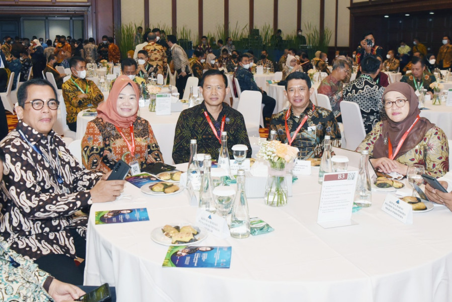 Kepala BNPB Letjen TNI Suharyanto (dua dari kanan) menghadiri Rakernas Akuntansi dan Pelaporan Keuangan Pemerintah Tahun 2022 di Gedung Dhanapala Kementerian Keuangan, Jakarta, Kamis (22/09).