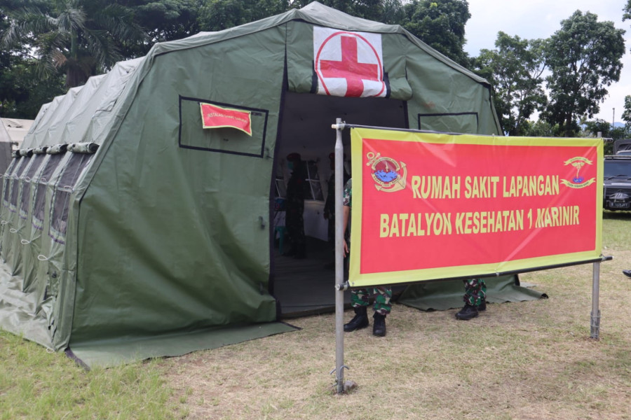 Rumah Sakit lapangan yang didirikan untuk memenuhi kebutuhan penanganan kesehatan pengungsi di Kabupaten Cianjur, Jawa Barat, Selasa (22/11).