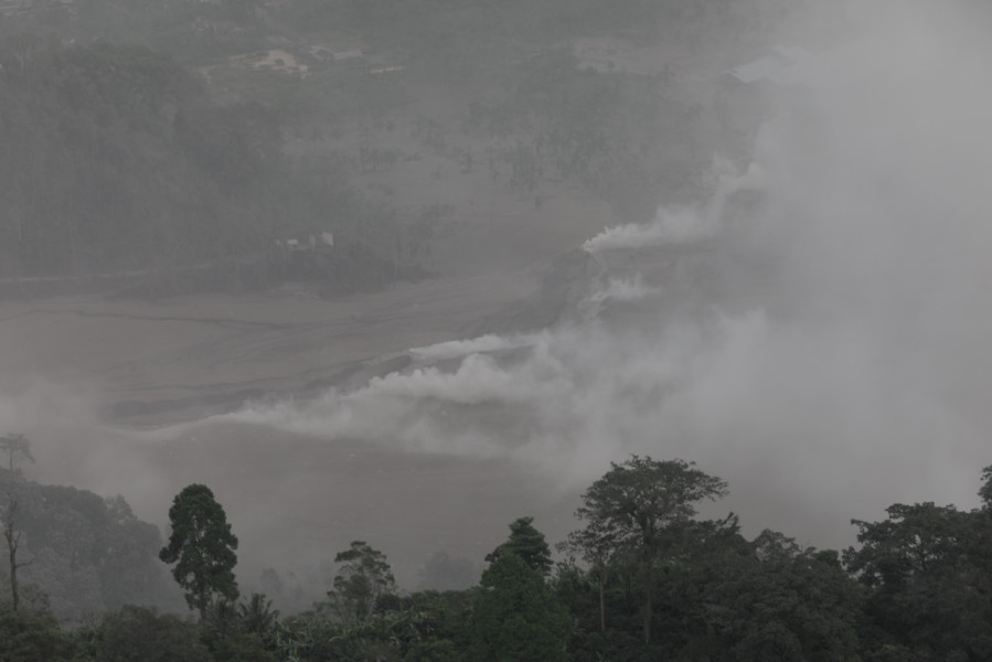 Kepala BNPB Letjen TNI Suharyanto (tengah) mengendarai sepeda motor saat meninjau lokasi terdampak erupsi Gunung Semeru di Kabupaten Lumajang, Jawa Timur, Senin (6/12).