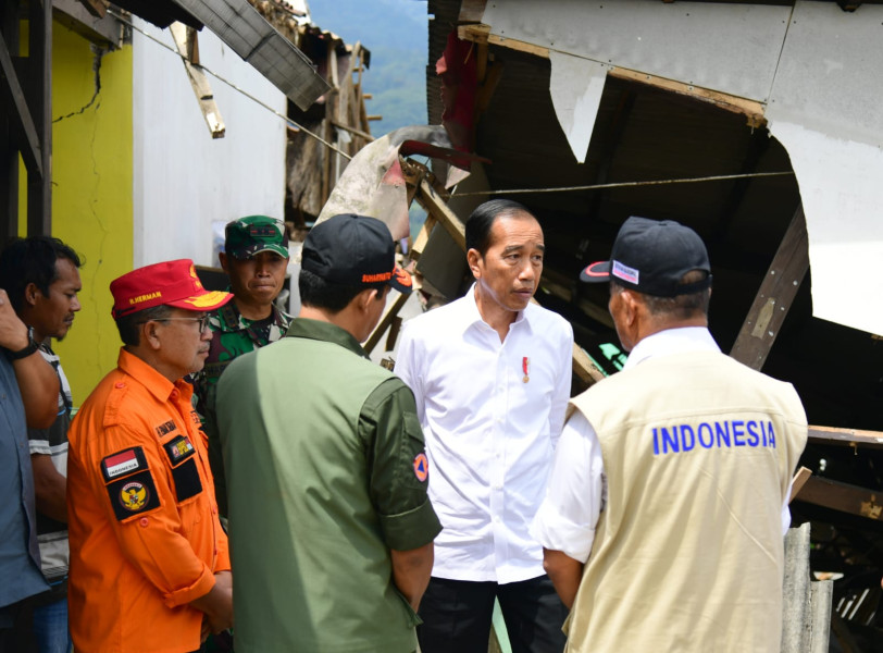 Presiden Joko Widodo saat memberikan keterangan pers di Kec. Cugenang, Kab. Cianjur, pada Selasa (22/11).