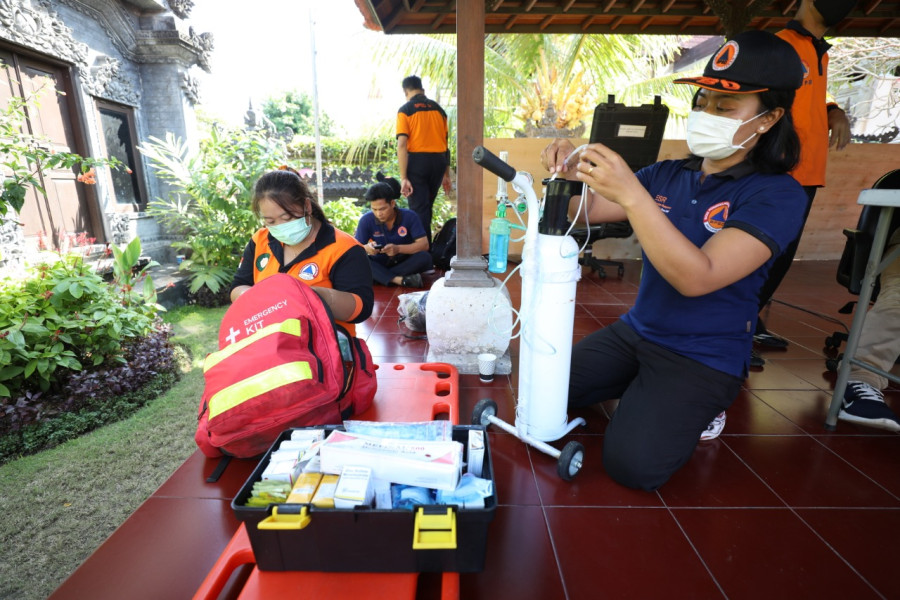 Tim BPBD Provinsi Bali memeriksa tabung oksigen dan peralatan PPPK yang disiagakan di Posko Satgas Evakuasi GPDRR 2022 di Puja Mandala, Badung, Bali, Jumat (20/5).