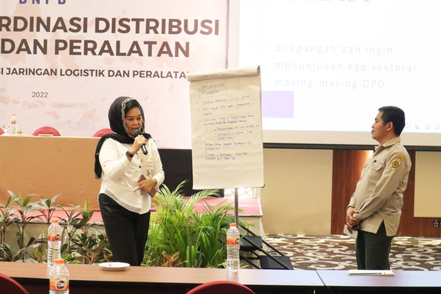 Para peserta melakukan FGD bersama dalam Rapat Koordinasi Distribusi Logistik dan Peralatan yang diselenggarakan oleh Kedeputian Bidang Logistik dan Peralatan BNPB di wilayah Tangerang, Banten, Selasa (24/8).