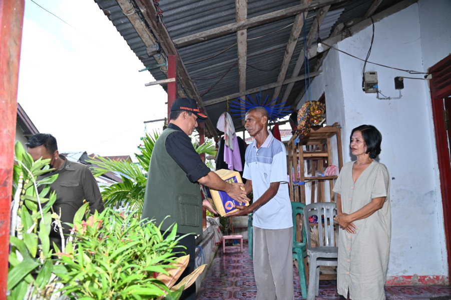 Kepala BNPB Letjen TNI Suharyanto memberikan bantuan logistik bagi warga terdampak gempabumi di Perumahan BTN, Kamis (12/1).